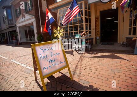 Eine frei stehende weiße Tafel, die außerhalb eines Vintage-Shops in Chestertown, Maryland, platziert wurde, hat ein handgeschriebenes Schild darauf, das sagt: "Meilen sind immer frei Stockfoto