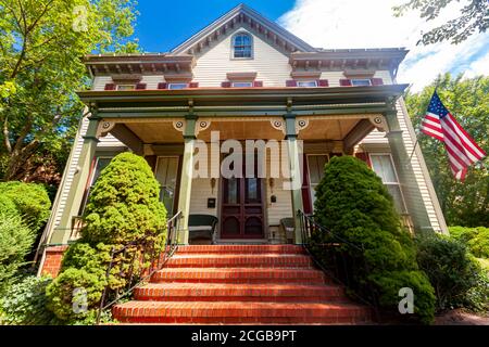 Chestertown, MD, USA 08/30/2020: Ein traditionelles Haus aus dem 19. Jahrhundert im Stadtzentrum von Chestertown. Bild zeigt den Vordereingang mit Ziegelstein Stai Stockfoto