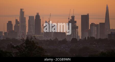 London, Großbritannien. 10. September 2020. Herbstdämmerung über Wolkenkratzern im Zentrum Londons mit baumbedeckten Vororten im Südwesten Londons im Vordergrund. Quelle: Malcolm Park/Alamy Live News. Stockfoto