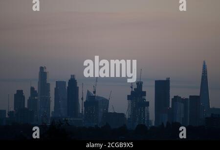 London, Großbritannien. 10. September 2020. Herbstdämmerung über Wolkenkratzern im Zentrum Londons mit baumbedeckten Vororten im Südwesten Londons im Vordergrund. Quelle: Malcolm Park/Alamy Live News. Stockfoto