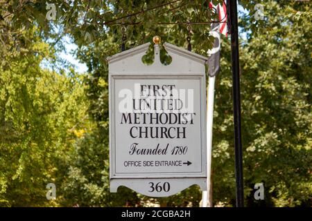 Chestertown, MD 08/30/2020: Ein Holzbrett Straßenschild zeigt die Richtung der ersten United Methodist Church (ein historisches Wahrzeichen aus dem Jahr 1782) Stockfoto