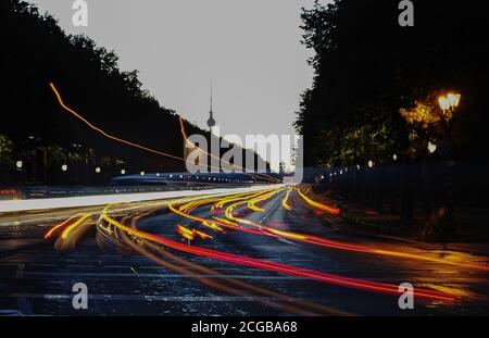 Berlin, Deutschland. Dezember 2018. Fahrzeuge fahren auf die Straße des 17. (Long exposure) Credit: Paul Zinken/dpa-Zentralbild/dpa/Alamy Live News Stockfoto