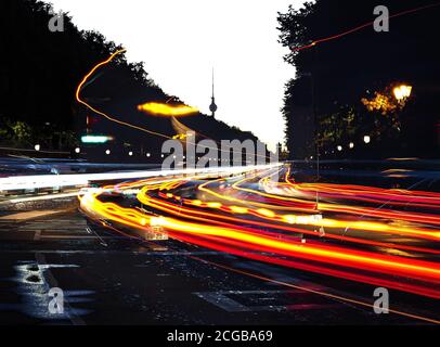 Berlin, Deutschland. Dezember 2018. Fahrzeuge fahren auf die Straße des 17. (Long exposure) Credit: Paul Zinken/dpa-Zentralbild/dpa/Alamy Live News Stockfoto