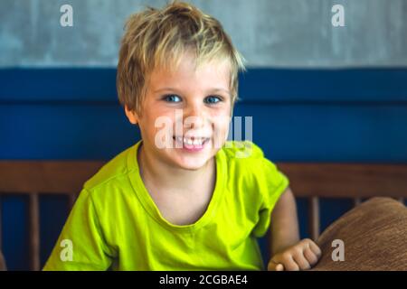 Portrait schelmisch niedlich blonde blauäugige junge Herstellung Sommersprossen Gesicht spielen Lachen in fröhlicher Stimmung. Lustige Foto, Glück Lebensstil. Kindertagesstätte, einfache Freuden Stockfoto