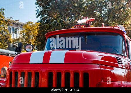 Nahaufnahme eines alten roten Feuerwehrwagens. Vorderansicht Stockfoto