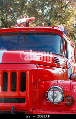 Close-up of red old vintage fire truck. Front view Stockfoto