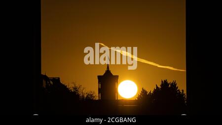 Berlin, Deutschland. September 2020. Die Sonne geht hinter dem Turm des Roten Rathauses auf. Quelle: Paul Zinken/dpa-Zentralbild/dpa/Alamy Live News Stockfoto