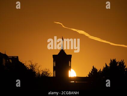 Berlin, Deutschland. September 2020. Die Sonne geht hinter dem Turm des Roten Rathauses auf. Quelle: Paul Zinken/dpa-Zentralbild/dpa/Alamy Live News Stockfoto