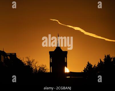 Berlin, Deutschland. September 2020. Die Sonne geht hinter dem Turm des Roten Rathauses auf. Quelle: Paul Zinken/dpa-Zentralbild/dpa/Alamy Live News Stockfoto