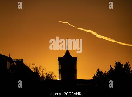 Berlin, Deutschland. September 2020. Die Sonne geht hinter dem Turm des Roten Rathauses auf. Quelle: Paul Zinken/dpa-Zentralbild/dpa/Alamy Live News Stockfoto