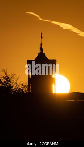 Berlin, Deutschland. September 2020. Die Sonne geht hinter dem Turm des Roten Rathauses auf. Quelle: Paul Zinken/dpa-Zentralbild/dpa/Alamy Live News Stockfoto