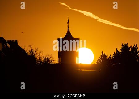 Berlin, Deutschland. September 2020. Die Sonne geht hinter dem Turm des Roten Rathauses auf. Quelle: Paul Zinken/dpa-Zentralbild/dpa/Alamy Live News Stockfoto