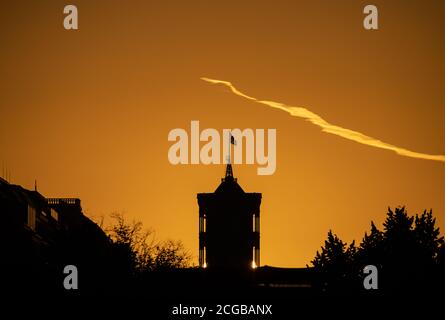 Berlin, Deutschland. September 2020. Die Sonne geht hinter dem Turm des Roten Rathauses auf. Quelle: Paul Zinken/dpa-Zentralbild/dpa/Alamy Live News Stockfoto