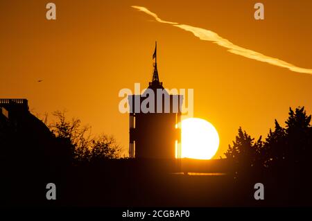 Berlin, Deutschland. September 2020. Die Sonne geht hinter dem Turm des Roten Rathauses auf. Quelle: Paul Zinken/dpa-Zentralbild/dpa/Alamy Live News Stockfoto