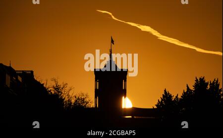 Berlin, Deutschland. September 2020. Die Sonne geht hinter dem Turm des Roten Rathauses auf. Quelle: Paul Zinken/dpa-Zentralbild/dpa/Alamy Live News Stockfoto