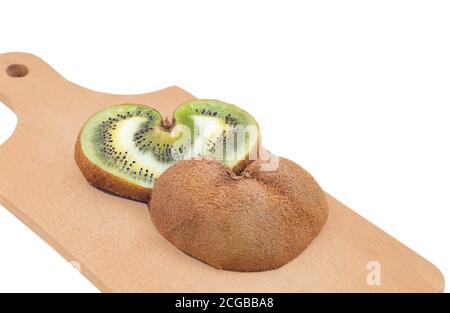 Herzförmige Kiwi-Früchte auf Holzbrett Stockfoto