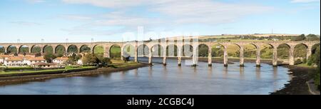 Panoramablick auf die Royal Border Bridge über den Fluss Tweed, Berwick upon Tweed, Northumberland, England, Großbritannien Stockfoto