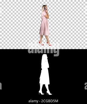Frau in rosa Kleid reden am Telefon, Alpha Channel Stockfoto