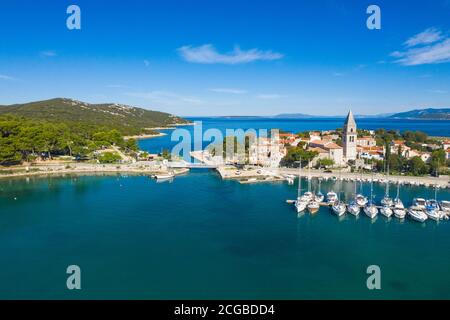 Schöne alte historische Stadt Osor, Yachthafen und Brücke verbindet Inseln Cres und Losinj, Kroatien, Luftaufnahme von Drohne Stockfoto