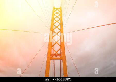 Blick von vorne. Die Hauptstütze. Gegen den grauen Himmel. Stockfoto