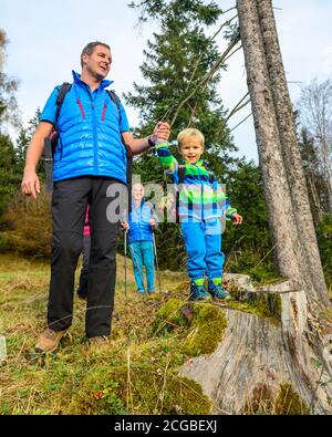 Entspannte Wanderung mit Opa und Sohn Stockfoto