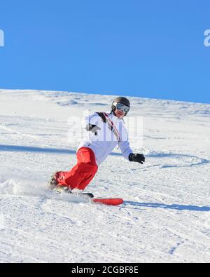 Telemark, eine alpine Skitechnik für sportliche Skifahrer. Der Trick mit dem Knick - und der freien Ferse. Stockfoto