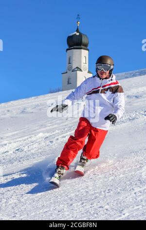 Telemark, eine alpine Skitechnik für sportliche Skifahrer. Der Trick mit dem Knick - und der freien Ferse. Stockfoto