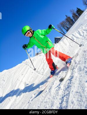 Kleine Skifahrer lernen auf einer gut präparierten Piste Ski zu fahren und haben viel Spaß. Stockfoto