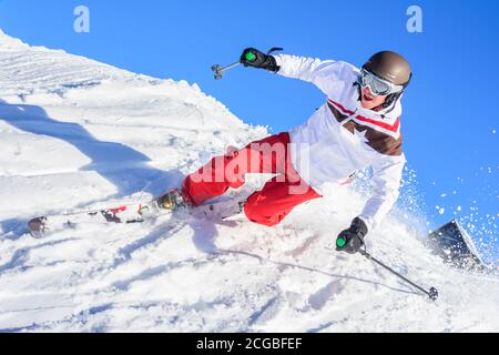 Telemark, eine alpine Skitechnik für sportliche Skifahrer. Der Trick mit dem Knick - und der freien Ferse. Stockfoto