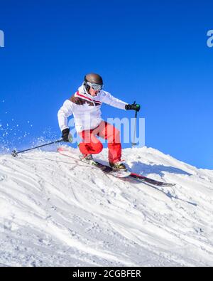 Telemark, eine alpine Skitechnik für sportliche Skifahrer. Der Trick mit dem Knick - und der freien Ferse. Stockfoto