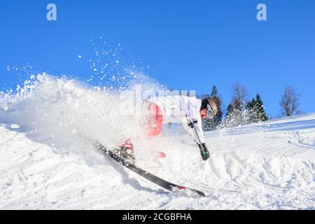 Telemark, eine alpine Skitechnik für sportliche Skifahrer. Der Trick mit dem Knick - und der freien Ferse. Stockfoto