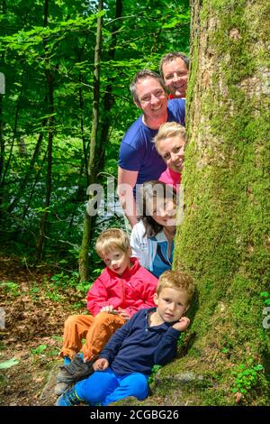 Zwei junge Familien auf dem Weg auf einer Wandertour in den Eistobel bei wilden und malerischer Natur Stockfoto