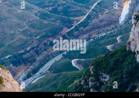 Die Straße verläuft entlang des Flusses zwischen den Bergen. Stockfoto