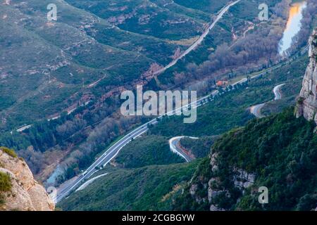 Die Straße verläuft entlang des Flusses zwischen den Bergen. Stockfoto