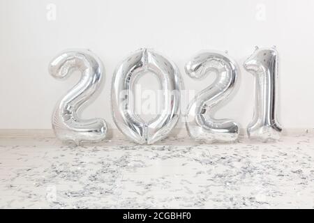 Ballons in Form von Zahlen 2021. Neujahr. Silver Air Luftballons. Feiertagsdekoration. Stockfoto