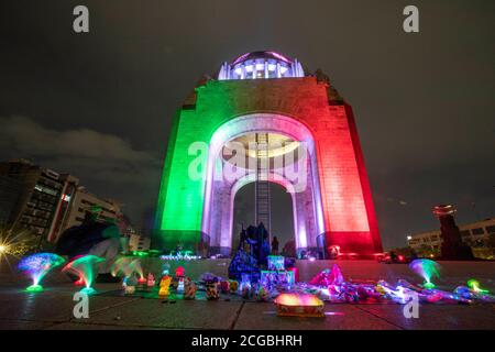 Mexiko-Stadt, Mexiko. September 2020. Das Monument der Revolution wird mit den Farben der mexikanischen Flagge für die bevorstehenden Feierlichkeiten des mexikanischen Unabhängigkeitstages in Mexiko-Stadt, Hauptstadt von Mexiko, 9. September 2020, beleuchtet. Quelle: Ricardo Flores/Xinhua/Alamy Live News Stockfoto