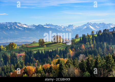 Malerische Aussicht auf die schneebedeckten Allgäuer Berge an einem sonnigen Nachmittag im Oktober abgedeckt Stockfoto