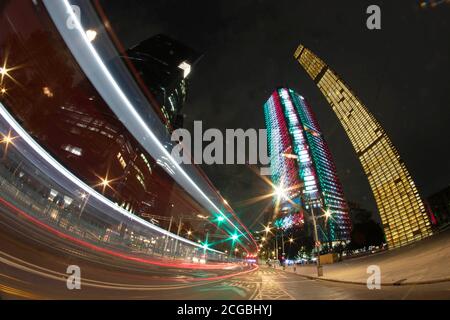 Mexiko-Stadt, Mexiko. September 2020. Der BBVA Tower ist mit den Farben der mexikanischen Flagge für die bevorstehenden Feierlichkeiten des mexikanischen Unabhängigkeitstages in Mexiko-Stadt, Hauptstadt von Mexiko, 9. September 2020, beleuchtet. Quelle: Ricardo Flores/Xinhua/Alamy Live News Stockfoto