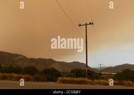 Los Angeles, USA. September 2020. Das am 9. September 2020 aufgenommene Foto zeigt den düsteren Himmel, der durch den Rauch des Waldfeuers auf Azusa in Los Angeles, USA, verursacht wurde. Als sich ein Waldbrand im Angeles National Forest weiter ausbreitete und die gefährlichen Santa Ana Winde vorhergesagt wurden, um die Gegend am Mittwochabend zu treffen, wurden mehrere Städte im Los Angeles County entlang des Ausläufern unter Evakuierungswarnungen. Die Flamme, genannt Bobcat Feuer, verbrannte 10,344 Hektar (41. Quelle: Xinhua/Alamy Live News Stockfoto