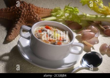 Schüssel mit Muschel und Fischsuppe Stockfoto