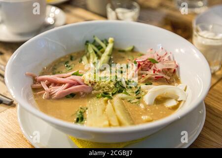 Okroshka, eine traditionelle russische kalte Suppe, wird auf Kvass aus frischem Gemüse und Fleisch zubereitet. Stockfoto