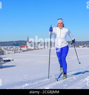 Frau während der Langlaufübung Stockfoto