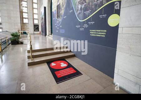 Brüssel. September 2020. Das am 9. September 2020 aufgenommene Foto zeigt ein Schild, das die Menschen an die immersive Ausstellung "Meet the Masters" in Brüssel erinnert. Mit Hilfe von Videokarpingtechniken und 360ã-Projektionen bietet die Ausstellung dem Publikum ein immersives Erlebnis, um die Werke von drei flämischen Malern zu schätzen: Jan Van Eyck, Pieter Bruegel der Ältere und Pieter Paul Rubens. Die Ausstellung begann am 27. August, die Besucher verpflichtet, Gesichtsmasken zu tragen. Quelle: Zhang Cheng/Xinhua/Alamy Live News Stockfoto