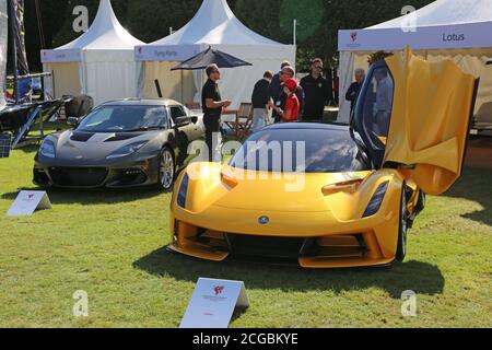 Lotus Evora GT410 und Lotus Evija, Handelsstände, Concours of Elegance 2020, Hampton Court Palace, London, Großbritannien, Europa Stockfoto