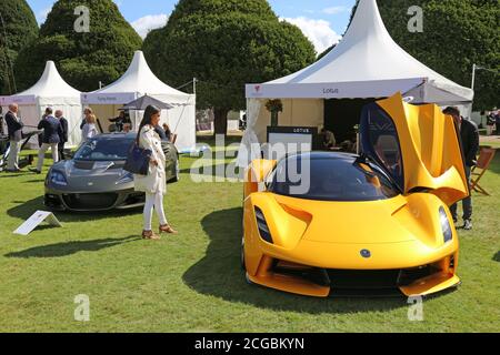 Lotus Evora GT410 und Lotus Evija, Handelsstände, Concours of Elegance 2020, Hampton Court Palace, London, Großbritannien, Europa Stockfoto