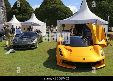 Lotus Evora GT410 und Lotus Evija, Handelsstände, Concours of Elegance 2020, Hampton Court Palace, London, Großbritannien, Europa Stockfoto