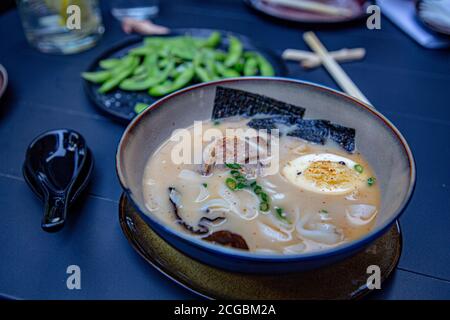 Traditionelle japanische Ramen-Suppe mit Schweinebühe mit Nudeln und Ei. Stockfoto