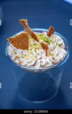 Nachtisch. Sahne mit Sesamchips ist im Glas. Stockfoto