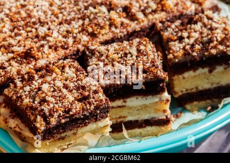Leckere hausgemachte Kuchen in mehreren Schichten aus der Nähe Stockfoto