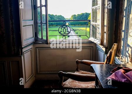 Blick auf den regulären Park durch ein Fenster mit Bars. Sommer Stockfoto